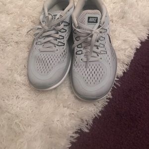 Grey Nike flex run 2017 sneakers
